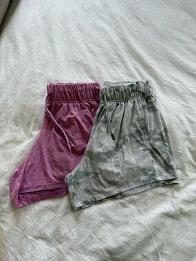 Athletic Works Women's Light Gray Lounge Shorts with Subtle Camouflage